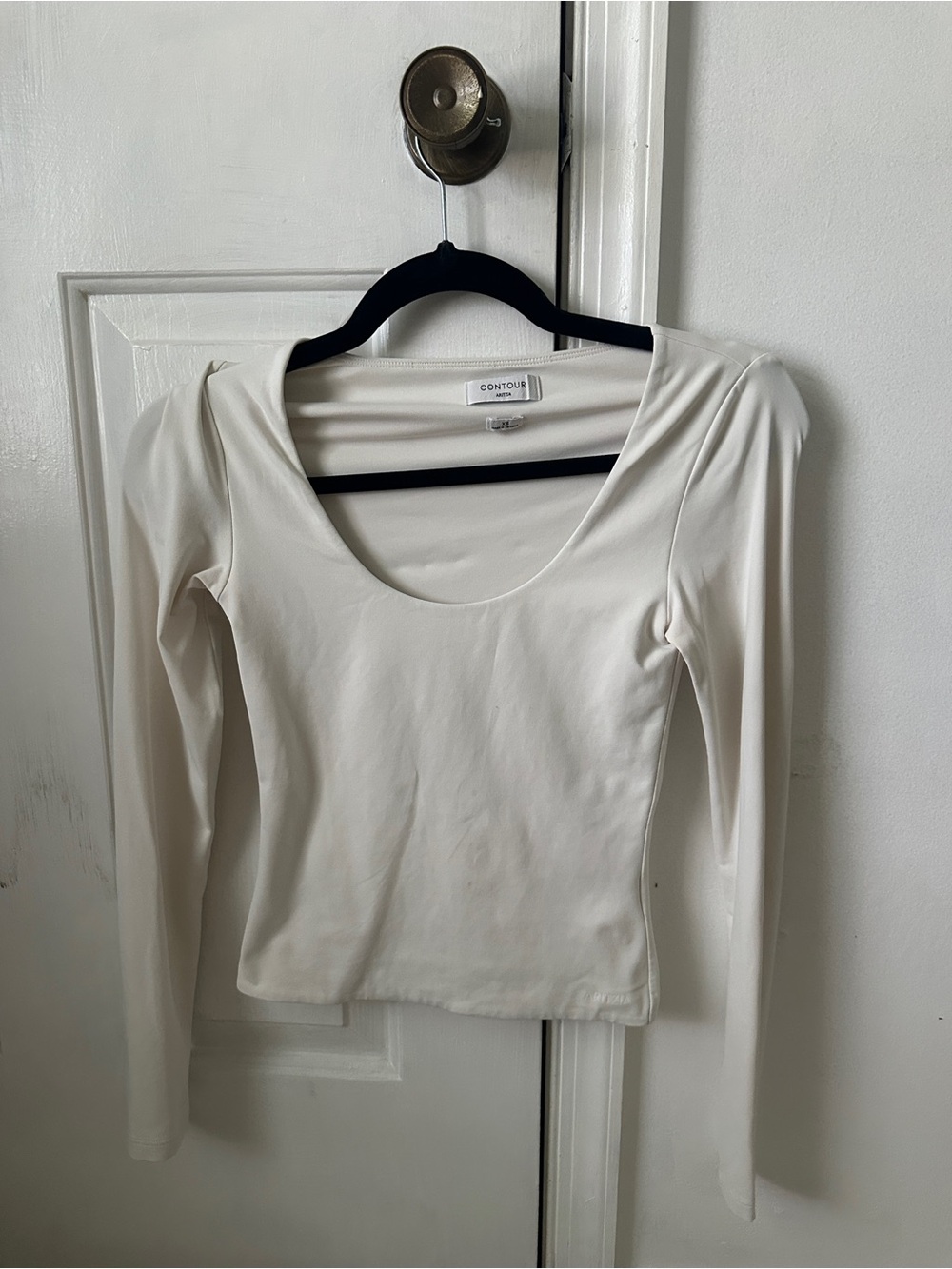 Aritzia Contour Long-Sleeve Scoop Neck Top - Ivory color Size-XS
